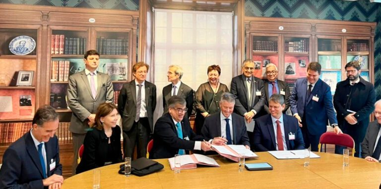 The Institut Pasteur and the University of São Paulo sign articles of association to establish the Institut Pasteur in São Paulo